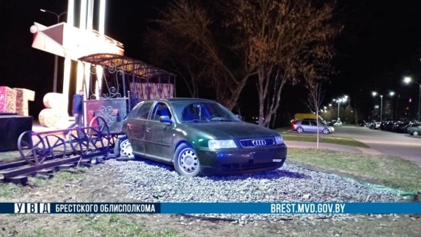 Появились подробности ДТП в Барановичах, в котором автомобиль врезался в макет паровоза. Как это произошло? Появились подробности ДТП в Барановичах, в котором автомобиль врезался в макет паровоза. Как это произошло?