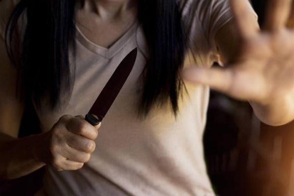16-летняя девушка ударила ножом своего парня. Из-за чего? 16-летняя девушка ударила ножом своего парня. Из-за чего?