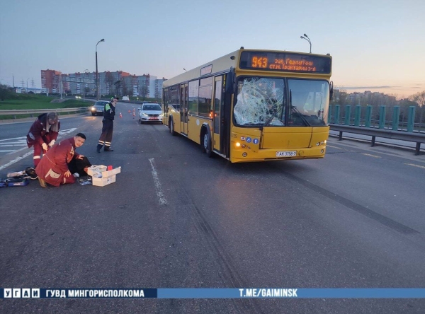 Пешеход перепрыгнул ограждение и побежал прямо под автобус. Опубликовано видео Пешеход перепрыгнул ограждение и побежал прямо под автобус. Опубликовано видео
