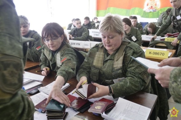 В воинские части прибывают военнообязанные в рамках проверки боеготовности В воинские части прибывают военнообязанные в рамках проверки боеготовности