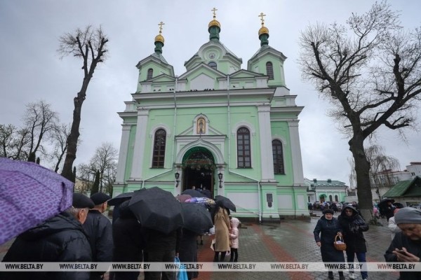 Брестчане идут в храмы, несут пасхальные куличи и крашеные яйца Брестчане идут в храмы, несут пасхальные куличи и крашеные яйца