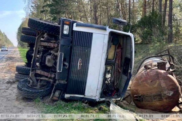 Очередной грузовик на боку. ДТП в Березовском районе