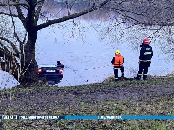 В Беларуси пьяный водитель утопил автомобиль В Беларуси пьяный водитель утопил автомобиль
