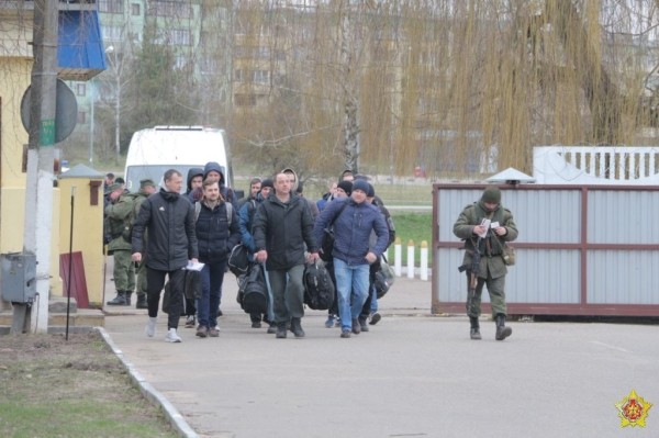 В воинские части прибывают военнообязанные в рамках проверки боеготовности В воинские части прибывают военнообязанные в рамках проверки боеготовности