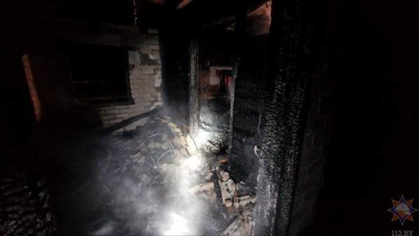 Хозяин дома был на работе. Видео пожара в Брестской области, на котором погибли 3-летняя девочка, 7-месячный мальчик и их мама Хозяин дома был на работе. Видео пожара в Брестской области, на котором погибли 3-летняя девочка, 7-месячный мальчик и их мама