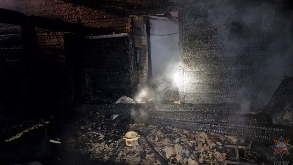 Хозяин дома был на работе. Видео пожара в Брестской области, на котором погибли 3-летняя девочка, 7-месячный мальчик и их мама Хозяин дома был на работе. Видео пожара в Брестской области, на котором погибли 3-летняя девочка, 7-месячный мальчик и их мама