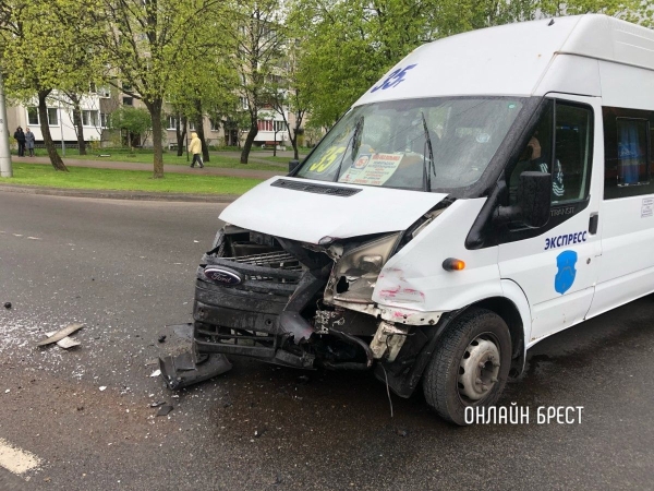 В Бресте столкнулись маршрутка с пассажирами и легковой автомобиль В Бресте столкнулись маршрутка с пассажирами и легковой автомобиль