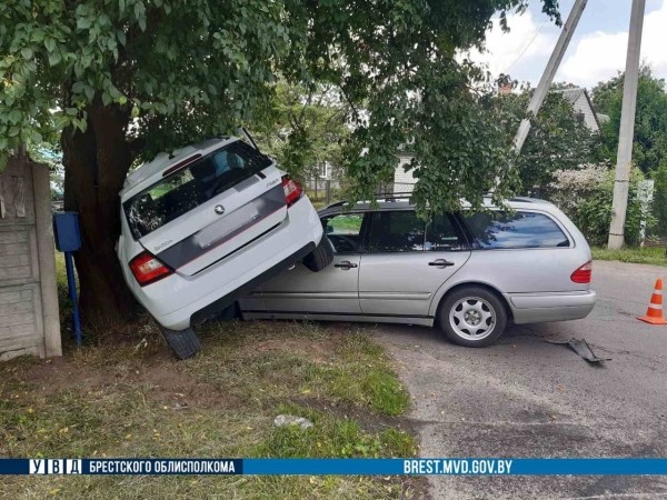 Машина оказалась на машине. Брестчанин попал в ДТП в Кобрине Машина оказалась на машине. Брестчанин попал в ДТП в Кобрине