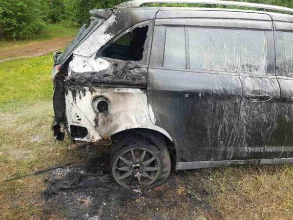 Из-за конфликта на пляже мужчина поджег Ford, у которого спали дети Из-за конфликта на пляже мужчина поджег Ford, у которого спали дети