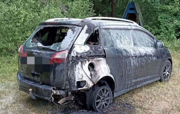 Из-за конфликта на пляже мужчина поджег Ford, у которого спали дети Из-за конфликта на пляже мужчина поджег Ford, у которого спали дети