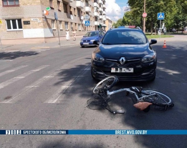 В Бресте велосипедистка попала под колеса автомобиля. Стали известны подробности