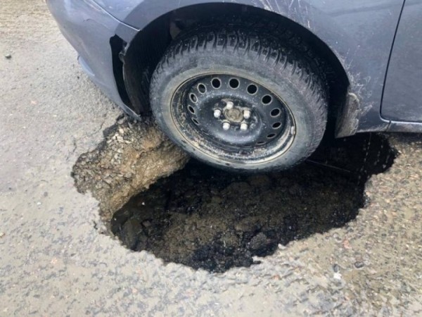 Попал в яму — повредил машину. Что делать и у кого требовать возместить ущерб? Попал в яму — повредил машину. Что делать и у кого требовать возместить ущерб?