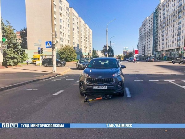 Мальчик на самокате попал под колеса авто в Минске. Это попало на видео Мальчик на самокате попал под колеса авто в Минске. Это попало на видео