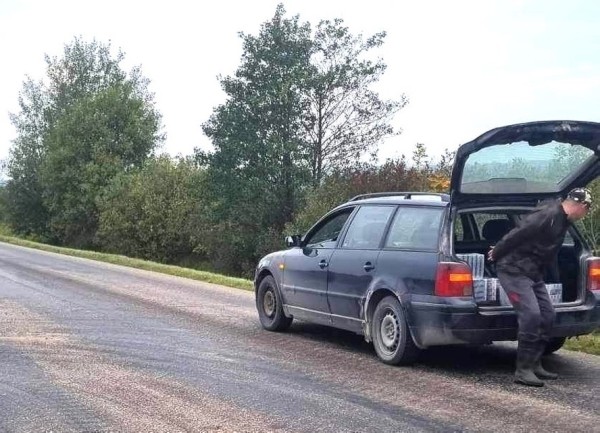 В багажнике авто было 1700 пачек контрабандных сигарет. Литовские пограничники задержали белоруса В багажнике авто было 1700 пачек контрабандных сигарет. Литовские пограничники задержали белоруса