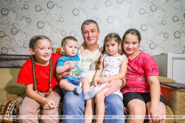 В Малорите отец в одиночку воспитывает трех дочерей и крошку-сына В Малорите отец в одиночку воспитывает трех дочерей и крошку-сына