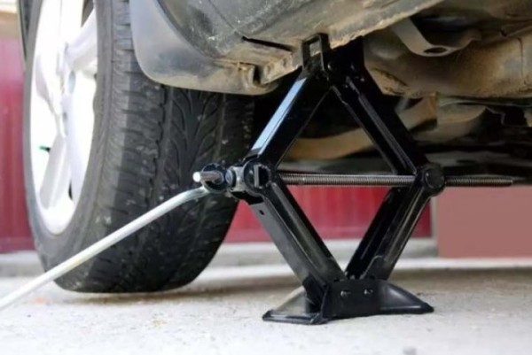 В Беларуси мужчину насмерть придавило автомобилем В Беларуси мужчину насмерть придавило автомобилем