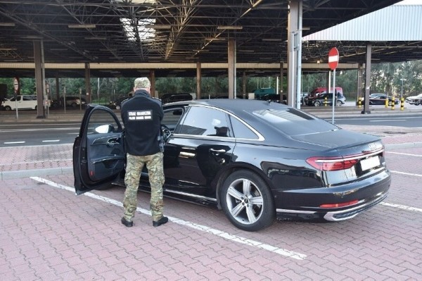 Audi более чем за $100 тысяч въезжала в Беларусь из Польши, но границу пересечь не смогла Audi более чем за $100 тысяч въезжала в Беларусь из Польши, но границу пересечь не смогла