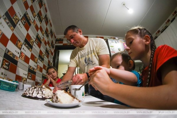 В Малорите отец в одиночку воспитывает трех дочерей и крошку-сына В Малорите отец в одиночку воспитывает трех дочерей и крошку-сына