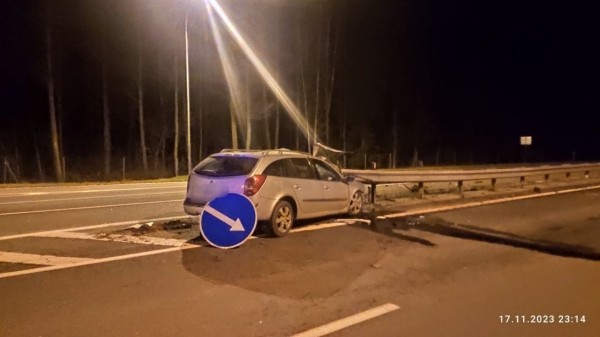 Под Слуцком отбойник насквозь прошил легковушку Под Слуцком отбойник насквозь прошил легковушку