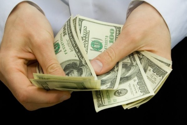 Маршрутчика попросили передать в другой город 5000 долларов, а он забрал их себе. Что решил суд? Маршрутчика попросили передать в другой город 5000 долларов, а он забрал их себе. Что решил суд?