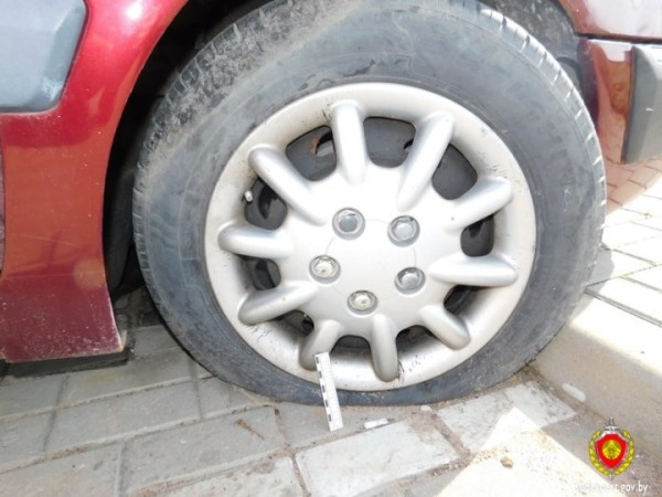 В Ляховичском районе женщина похитила автомобильные шины и установила их на свой автомобиль В Ляховичском районе женщина похитила автомобильные шины и установила их на свой автомобиль