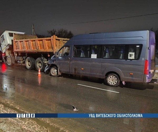 В Беларуси маршрутка врезалась в грузовик В Беларуси маршрутка врезалась в грузовик