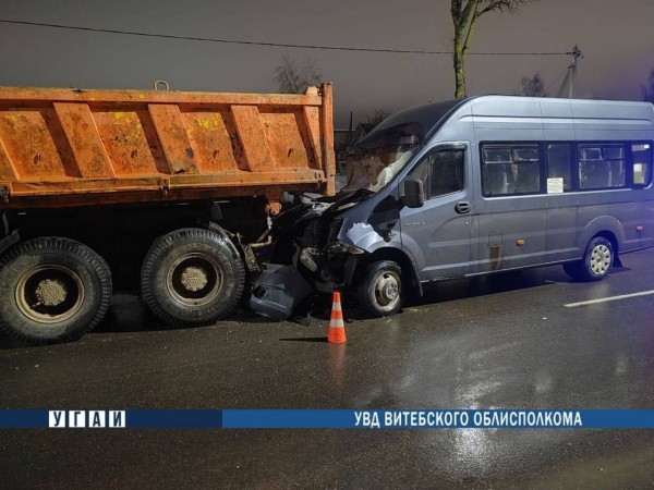 В Беларуси маршрутка врезалась в грузовик В Беларуси маршрутка врезалась в грузовик