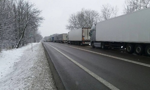На территории Брестского района в сторону пункта пропуска «Козловичи» фиксируется значительное скопление количества большегрузных транспортных средств На территории Брестского района в сторону пункта пропуска «Козловичи» фиксируется значительное скопление количества большегрузных транспортных средств