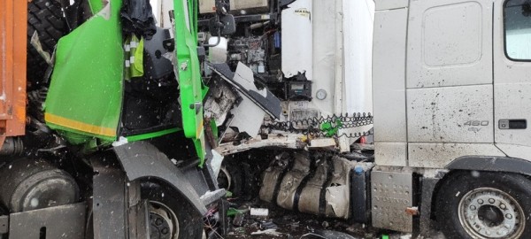 Смертельная авария с фурой на М1. «Занесло на заснеженной дороге, выбросило на встречку. А через две секунды в меня прилетел МАЗ» Смертельная авария с фурой на М1. «Занесло на заснеженной дороге, выбросило на встречку. А через две секунды в меня прилетел МАЗ»