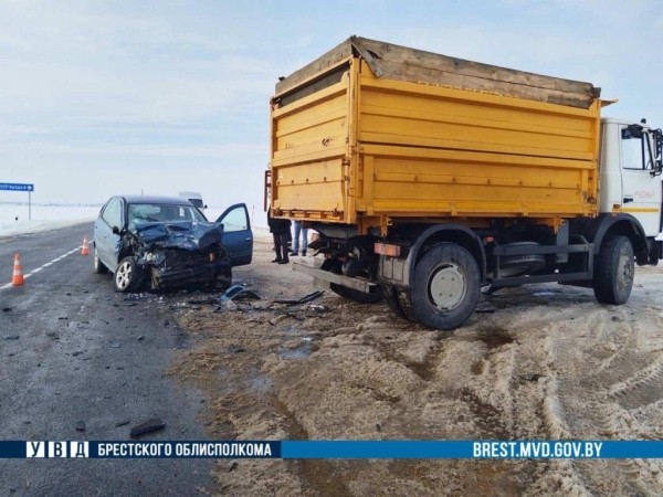 Автомобиль въехал в грузовик в Каменецком районе Автомобиль въехал в грузовик в Каменецком районе