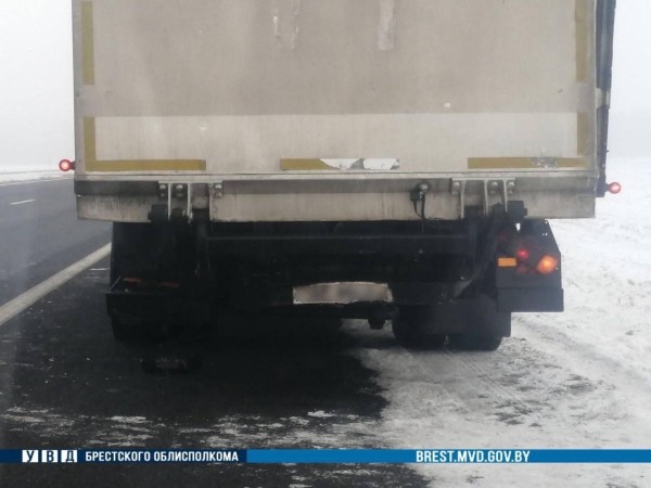 ДТП в Кобринском районе: Mercedes врезался в грузовик на М1 ДТП в Кобринском районе: Mercedes врезался в грузовик на М1