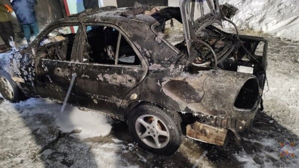 Легковой автомобиль сгорел в гараже в Барановичах Легковой автомобиль сгорел в гараже в Барановичах