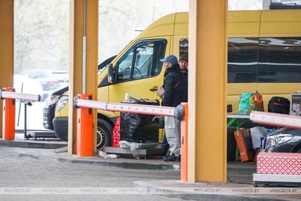 Таможенный пост «Варшавский мост» за сутки пересекают около 2 тыс. легковушек и 180 автобусов Таможенный пост «Варшавский мост» за сутки пересекают около 2 тыс. легковушек и 180 автобусов