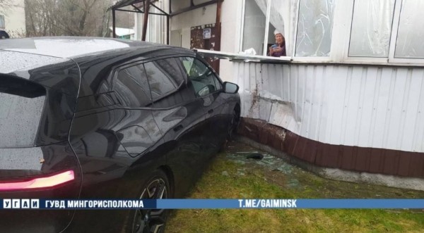 В Минске BMW въехал в подъезд многоэтажки В Минске BMW въехал в подъезд многоэтажки