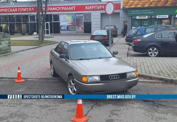 Водитель «Ауди», двигаясь задним ходом, сбил пенсионерку в Бресте Водитель «Ауди», двигаясь задним ходом, сбил пенсионерку в Бресте
