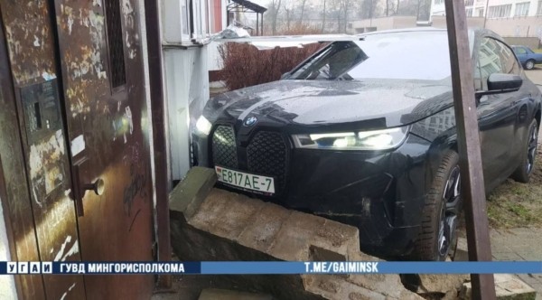 В Минске BMW въехал в подъезд многоэтажки В Минске BMW въехал в подъезд многоэтажки