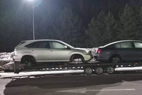 Литовские пограничники не выпустили три автомобиля на лафете в Беларусь Литовские пограничники не выпустили три автомобиля на лафете в Беларусь