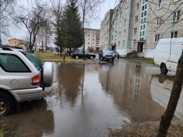 В Дрогичине в многоэтажке по улице Карла Маркса затапливает стоянку и подвалы В Дрогичине в многоэтажке по улице Карла Маркса затапливает стоянку и подвалы