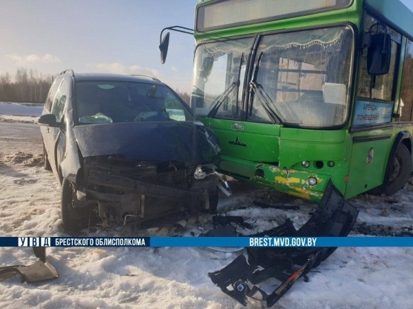 В Пинском районе автобус врезался в легковушку - ее отбросило на пешеходов В Пинском районе автобус врезался в легковушку - ее отбросило на пешеходов