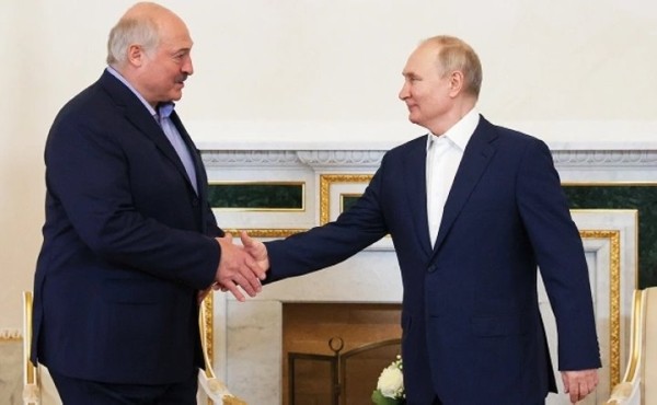 Лукашенко поздравил Путина с победой на выборах Лукашенко поздравил Путина с победой на выборах
