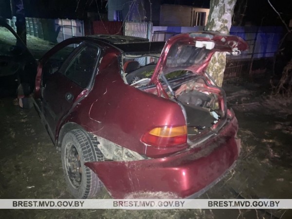 19-летний парень на Honda врезался в дерево в Жабинковском районе 19-летний парень на Honda врезался в дерево в Жабинковском районе