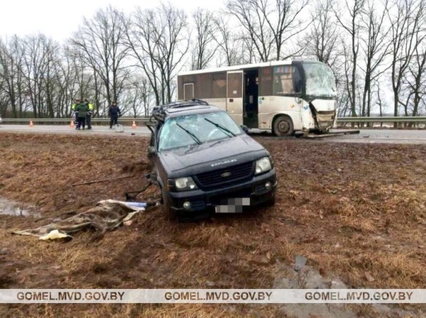 Жуткое ДТП в Гомельской области: легковушка столкнулась с автобусом — один человек погиб, пятеро пострадали Жуткое ДТП в Гомельской области: легковушка столкнулась с автобусом — один человек погиб, пятеро пострадали