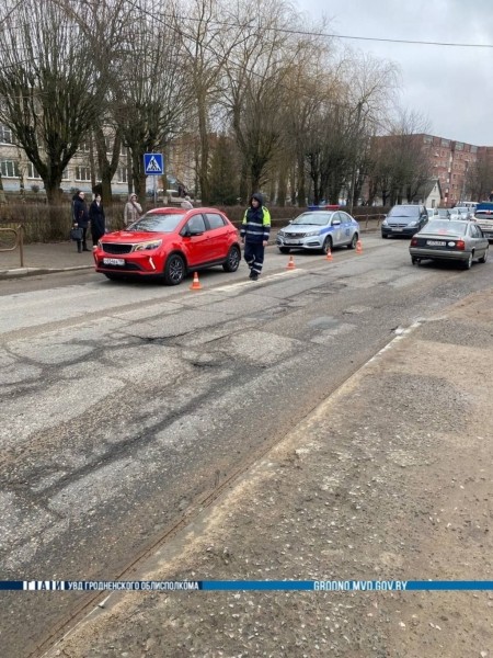 В Лиде ребенка сбили на переходе у школы: он выскочил прямо перед автомобилем. Есть видео В Лиде ребенка сбили на переходе у школы: он выскочил прямо перед автомобилем. Есть видео