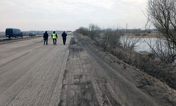 На трассе М10 из-за ям стало происходить много ДТП. Вмешалась прокуратура На трассе М10 из-за ям стало происходить много ДТП. Вмешалась прокуратура