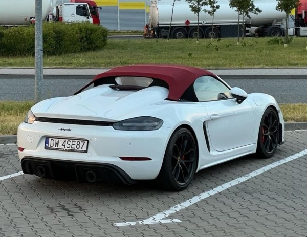 В Польше с закрытого паркинга угнали Porsche белоруса В Польше с закрытого паркинга угнали Porsche белоруса