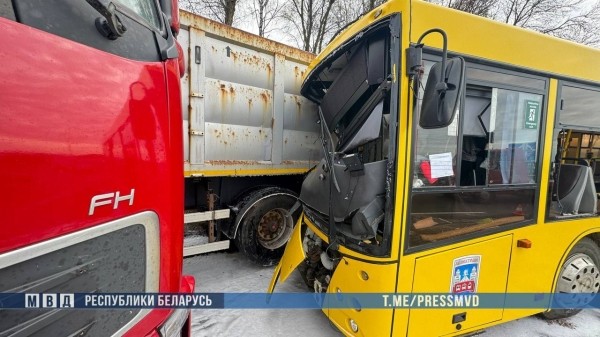 В Минске автобус с пассажирами врезался в грузовик В Минске автобус с пассажирами врезался в грузовик