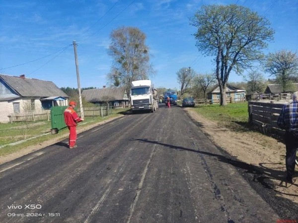Новый асфальт в деревне Богуславка Малоритского района уложили за три дня Новый асфальт в деревне Богуславка Малоритского района уложили за три дня