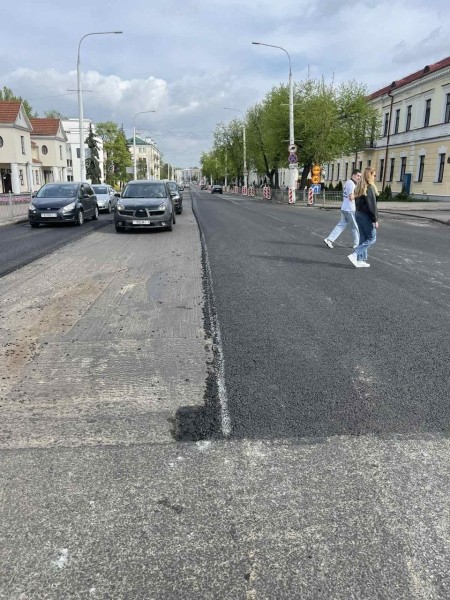 В Бресте на ул. Ленина уложили часть нового асфальтового покрытия В Бресте на ул. Ленина уложили часть нового асфальтового покрытия