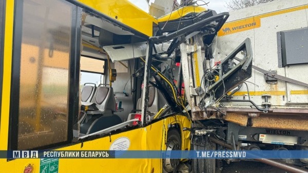 В Минске автобус с пассажирами врезался в грузовик В Минске автобус с пассажирами врезался в грузовик