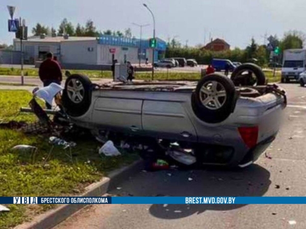 В Дрогичине автомобиль Peugeot оказался на крыше. Вот как это произошло В Дрогичине автомобиль Peugeot оказался на крыше. Вот как это произошло